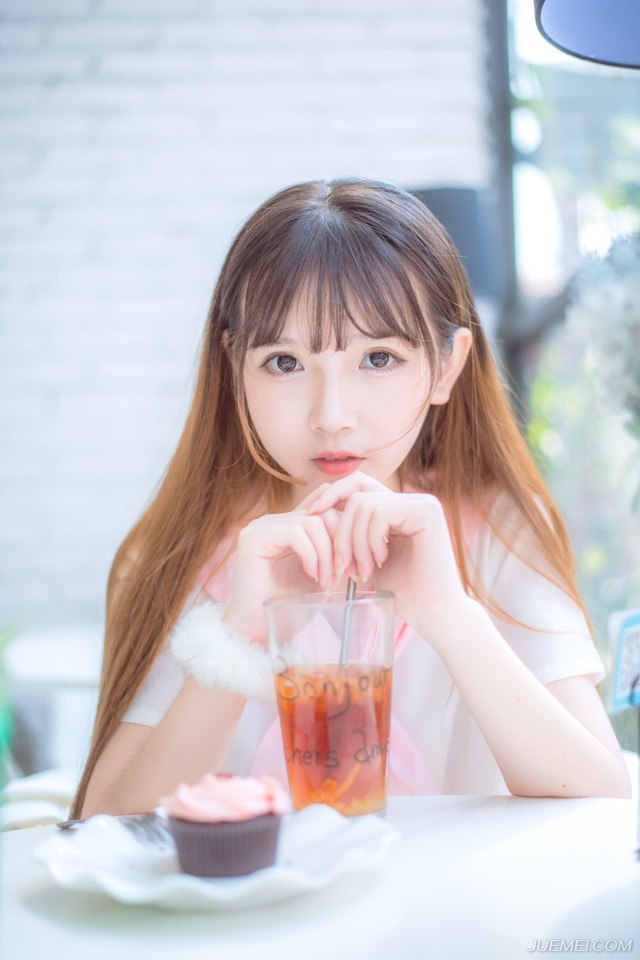 “谁知道他那么小气？”撇了撇嘴，小乔有些抱怨道。